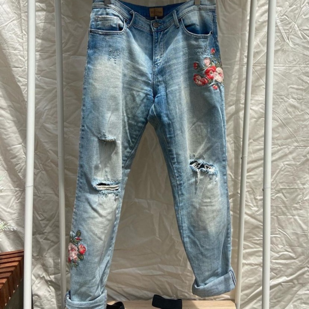 Lightwash boutique embroidered boyfriend jeans